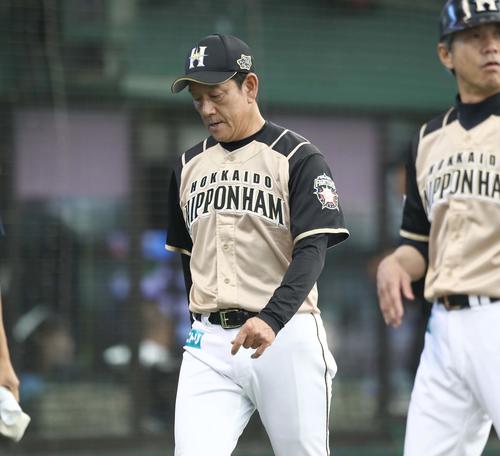 西武対日本ハム　渋い表情で選手交代を告げる栗山監督（撮影・黒川智章）