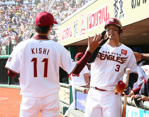 楽天対オリックス　4回裏楽天2死、浅村（右）は左越え本塁打を放ち岸とタッチを交わす（撮影・足立雅史）