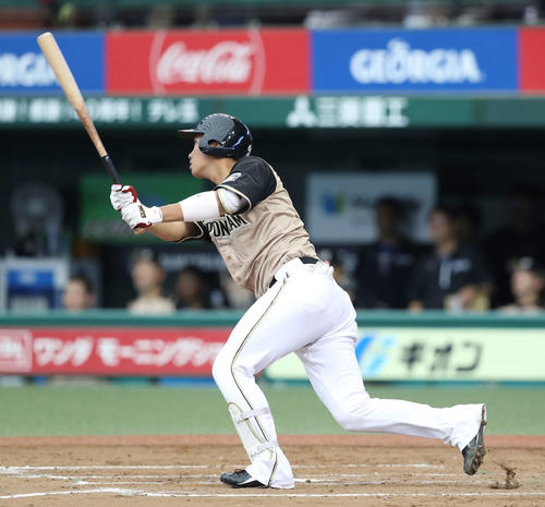 西武対日本ハム　4回表日本ハム2死三塁、適時二塁打を放つ石川亮（撮影・河野匠）