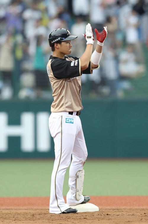西武対日本ハム　4回表日本ハム2死三塁、適時二塁打を放つ石川亮（撮影・河野匠）