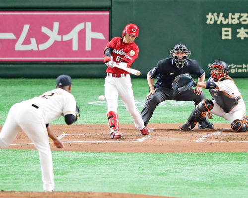 2回表広島無死二塁、西川は一塁内野安打を放つ。投手メルセデス（撮影・浅見桂子）