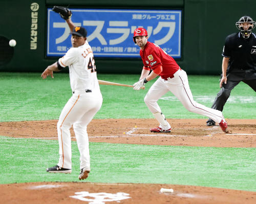 4回表広島1死一、三塁、ジョンソンは中前適時打を放つ。投手メルセデス（撮影・浅見桂子）