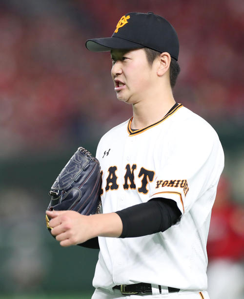 巨人対広島　9回を無失点に抑えた巨人中川は小林にサムアップする（撮影・垰建太）
