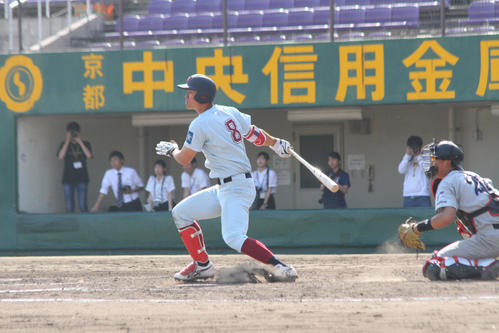 左中間に2点二塁打を放つ近大・佐藤（撮影・柏原誠）