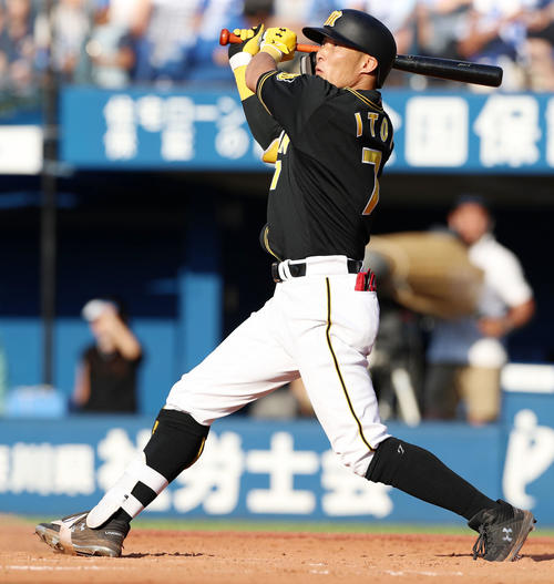 DeNA対阪神　9回表阪神無死二、三塁、糸井は左越え3点本塁打を放つ（撮影・加藤哉）