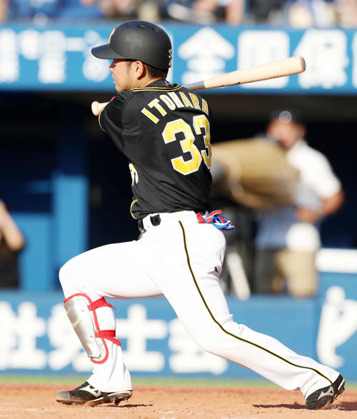 DeNA対阪神　9回表阪神無死一塁、糸原健斗は右線二塁打を放つ（撮影・加藤哉）