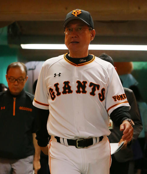 巨人対広島　広島に連敗し厳しい表情で引き揚げる巨人原監督（撮影・垰建太）