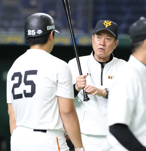 巨人対広島　試合前、巨人原監督（中央）は岡本（左）に打撃指導する（撮影・垰建太）
