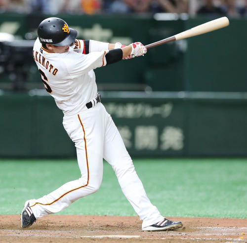 巨人対広島　8回裏巨人1死二塁、2点本塁打を放つ坂本勇（撮影・垰建太）