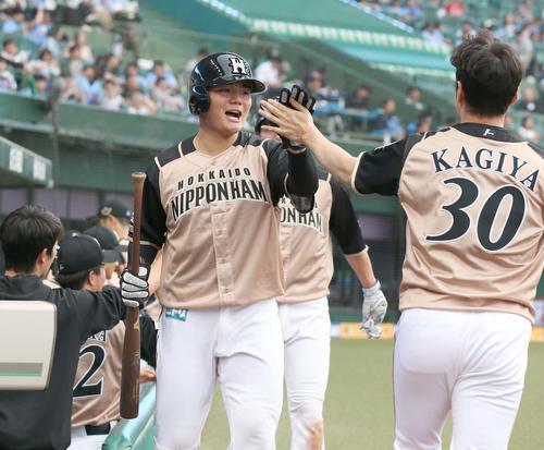 西武対日本ハム　4回に2点適時二塁打を放った清宮は生還し笑顔でナインとハイタッチする（撮影・黒川智章）