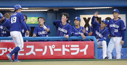 ヤクルト対中日　1回表中日2死二塁、ビシエドの適時打で生還しベンチの出迎えを受ける伊藤康（左端）（撮影・中島郁夫）