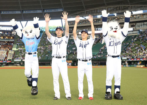 西武対日本ハム　試合後、ファンと一緒に勝利を喜び合う西武秋山（左）と森脇（撮影・河野匠）