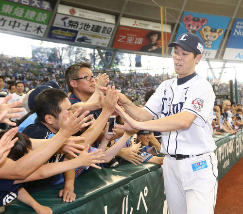 西武対日本ハム　試合後、ファンとタッチを交わす西武秋山（撮影・河野匠）