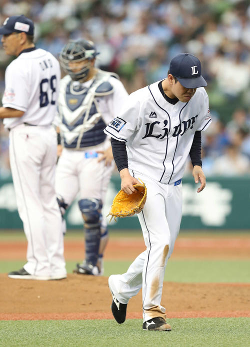 西武対日本ハム　4回表日本ハム2死二塁、降板を告げられた多和田は悔しそうにマウンドを去る（撮影・河野匠）