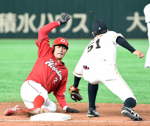巨人対広島　4回表広島1死一、二塁、三盗を決める田中広輔。三塁手は田中俊太（撮影・たえ見朱実）