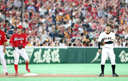 巨人対広島　4回表広島1死一、二塁、リプレー検証の結果、田中広（左）の三盗はセーフとなり笑みを浮かべる。右は立ちつくす三塁手田中俊（撮影・垰建太）