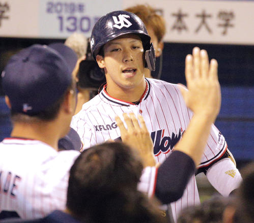 ヤクルト対中日　3回裏ヤクルト2死、本塁打を放ちベンチの出迎えを受ける山田（撮影・中島郁夫）