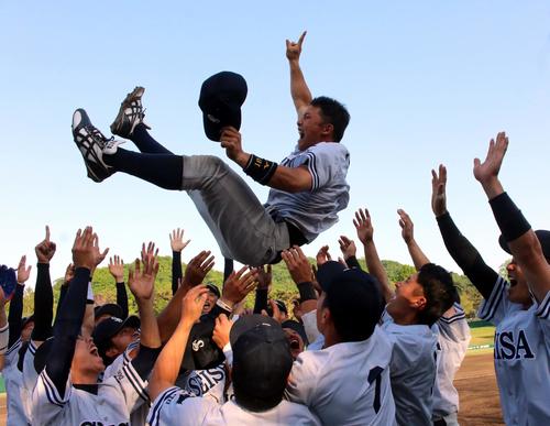 東海大北海道対星槎道都大　2季連続の優勝を果たし胴上げされる星槎道都大の大栗主将（撮影・永野高輔）