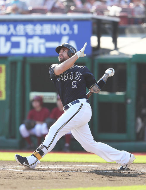 楽天対オリックス　7回表オリックス無死、ロメロは左越え本塁打を放つ（撮影・足立雅史）