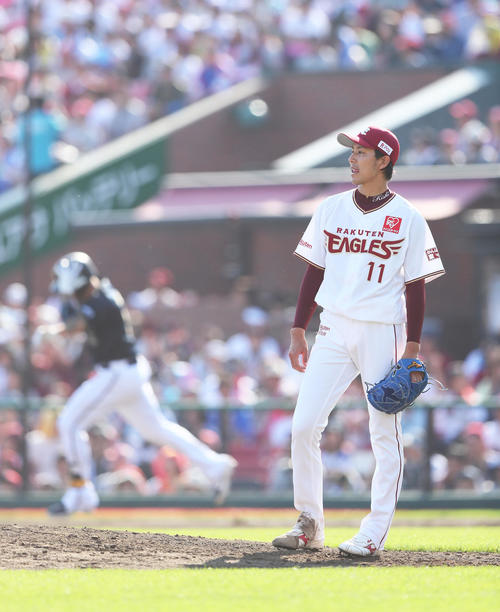 楽天対オリックス　7回表オリックス無死、ロメロ（後方）に左越え本塁打を浴びる岸（撮影・足立雅史）
