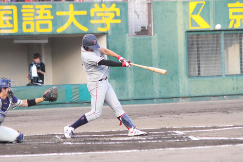 先制の右越え三塁打を放つ立命大・橋本和（撮影・柏原誠）