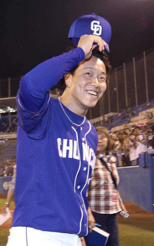 ヤクルト対中日　照れくさそうにスタンドの声援に帽子を振り応える中日柳（撮影・中島郁夫）