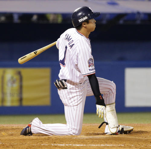 ヤクルト対中日　7回裏ヤクルト2死、三振に倒れ片膝をつく山田（撮影・中島郁夫）
