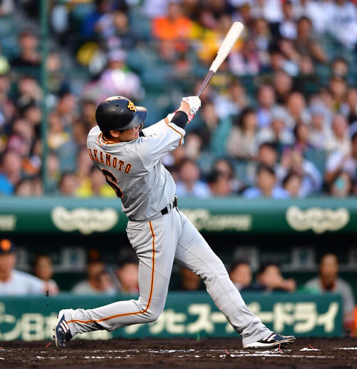 阪神対巨人　3回表巨人2死、中越えの通算200号本塁打を放つ坂本勇人（撮影・清水貴仁）