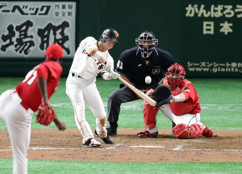 巨人対広島　8回裏巨人1死満塁、重信は勝ち越しの中犠飛を放つ。投手フランスア（撮影・浅見桂子）