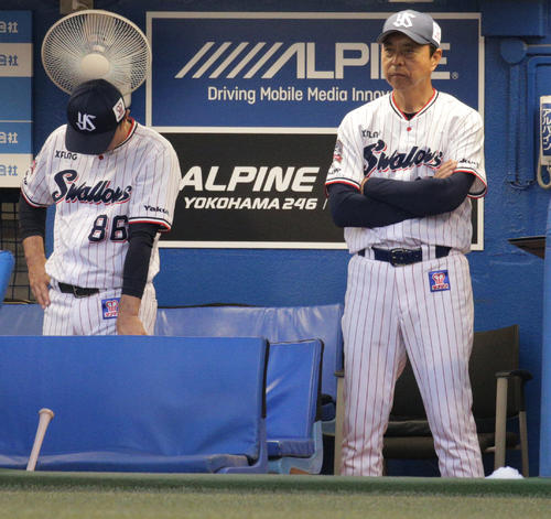 ヤクルト対中日　厳しい表情でグランドを見つめるヤクルト小川監督。左は宮本コーチ（撮影・中島郁夫）