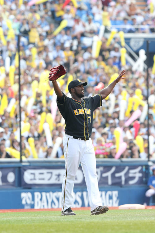 DeNA対阪神　完封勝利を挙げ両手を突き上げるガルシア（撮影・井上学）
