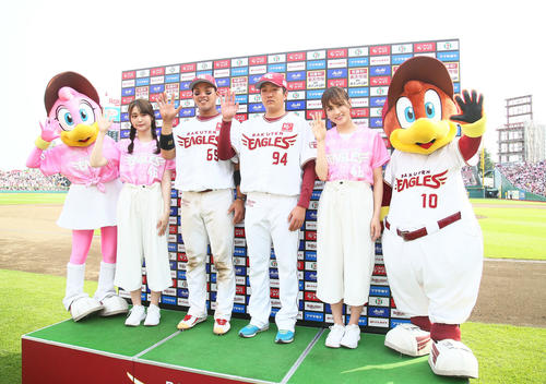 楽天対オリックス　堀内（中央左）と石橋（同右）は欅坂46の石森虹花（左端）、守屋茜と一緒にお立ち台で「バーン」ポーズを決める（撮影・足立雅史）