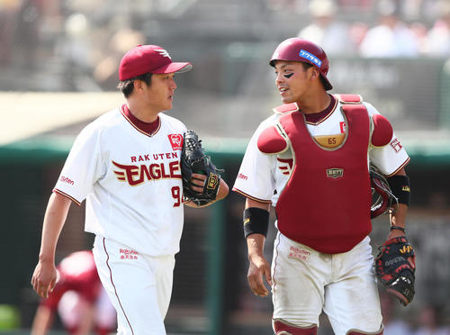 楽天対オリックス　4回表オリックス2死二、三塁、石橋（左）はマレーロを二ゴロに抑え捕手堀内と会話を交わしながらベンチに戻る（撮影・足立雅史）