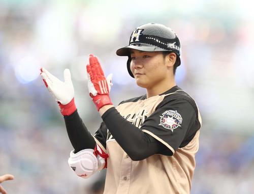西武対日本ハム　7回表日本ハム2死一、三塁、中前適時打を放ち手をたたく清宮（撮影・黒川智章）