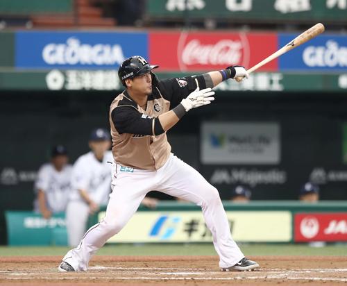 西武対日本ハム　8回表日本ハム2死二塁、中前適時打を放つ中田（撮影・黒川智章）