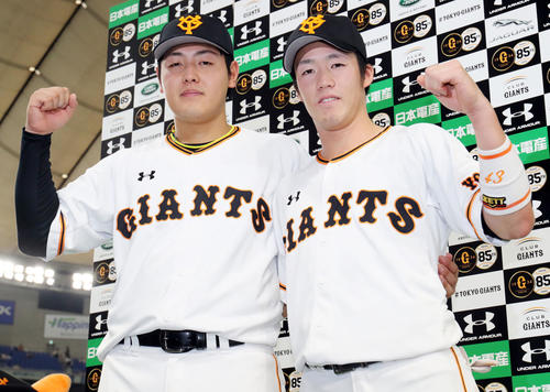 巨人対広島　広島に勝利しヒーローインタビューを終え写真に納まる巨人岡本（左）と重信（撮影・垰建太）
