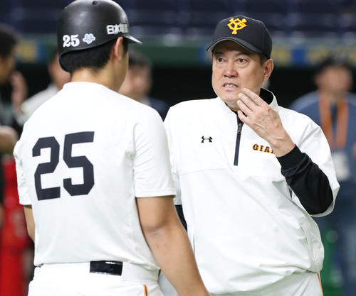 巨人対広島　試合前練習で岡本（左）に打撃指導する巨人原監督（撮影・垰建太）