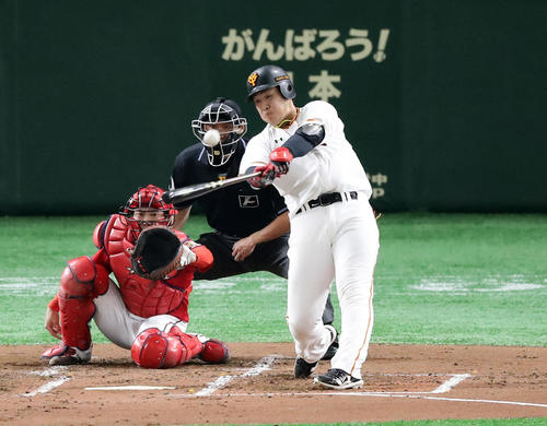 巨人対広島　1回裏巨人1死一、二塁、岡本は左翼3点本塁打を放つ。投手アドゥワ（撮影・浅見桂子）