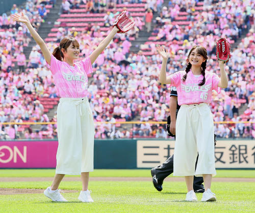 始球式を行い笑顔を見せる欅坂46の守屋茜（左）と石森虹花（撮影・足立雅史）