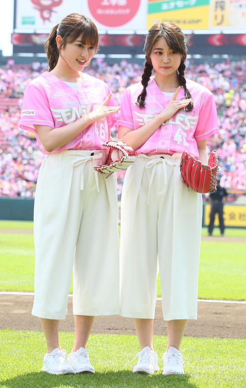 始球式を終えポーズを決める欅坂46の守屋茜（左）と石森虹花（撮影・足立雅史）