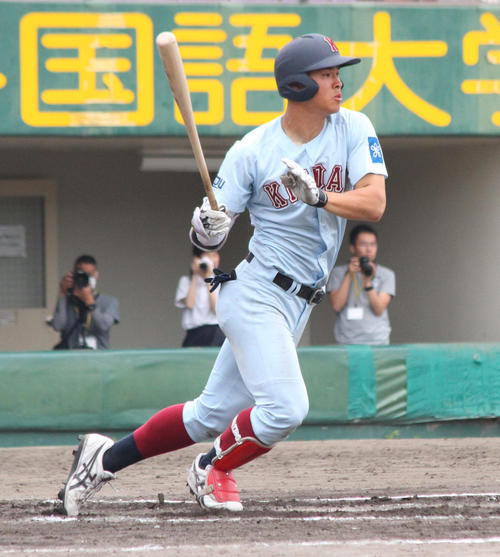 右前打を放つ近大・佐藤（撮影・柏原誠）