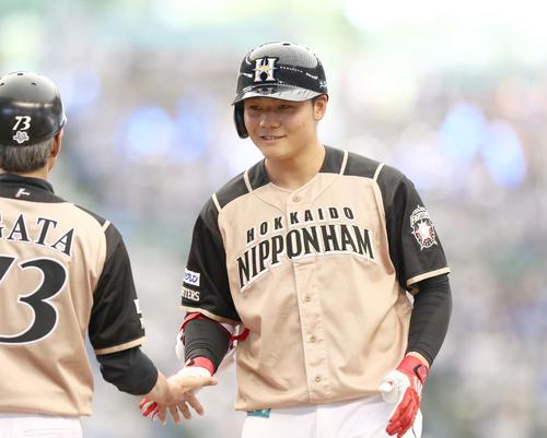西武対日本ハム　7回表日本ハム2死一、三塁、中前適時打を放ち笑顔の清宮（撮影・黒川智章）