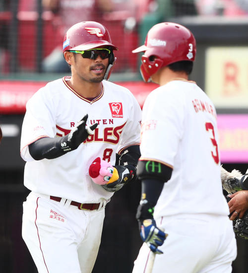 楽天対オリックス　7回裏楽天無死、今江（左）は左越え本塁打を放ち浅村とタッチを交わす（撮影・足立雅史）