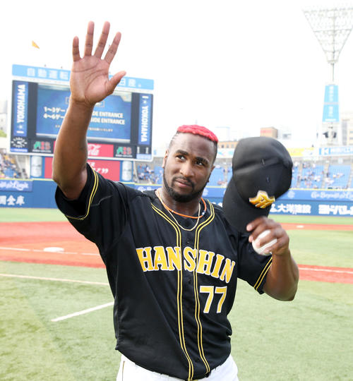 DeNA対阪神　勝利投手のガルシアはスタンドに手を振ってあいさつする（撮影・加藤哉）