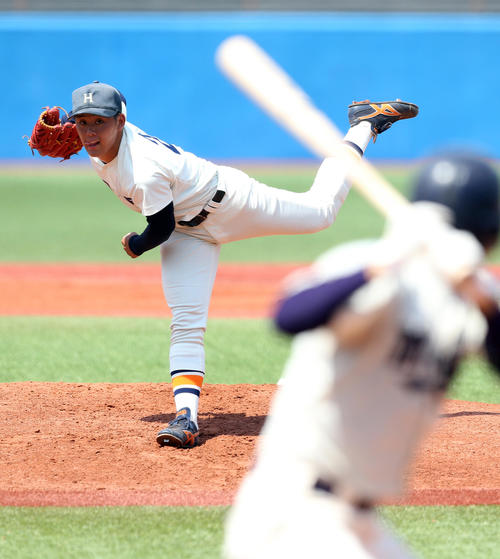 明大対法大　力投する法大・鈴木（撮影・大野祥一）