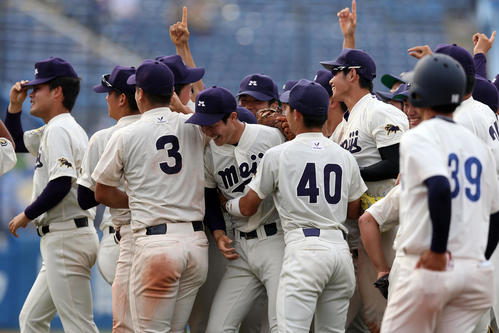 明大対法大　5季ぶりの優勝を決めマウンド上で歓喜の輪を作る森下（中央）ら明大ナイン（撮影・大野祥一）