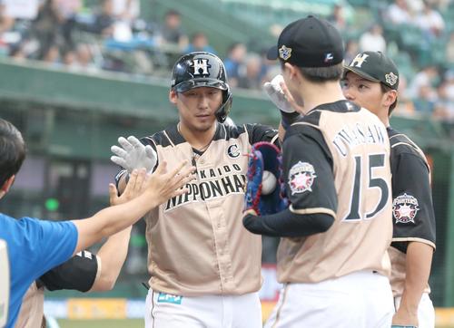 西武対日本ハム　5回表日本ハム2死、中越え本塁打を放ちナインに出迎えられる中田（撮影・黒川智章）