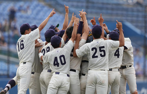 5季ぶりの優勝を決めマウンド上で歓喜の輪を作る明大ナイン（撮影・大野祥一）