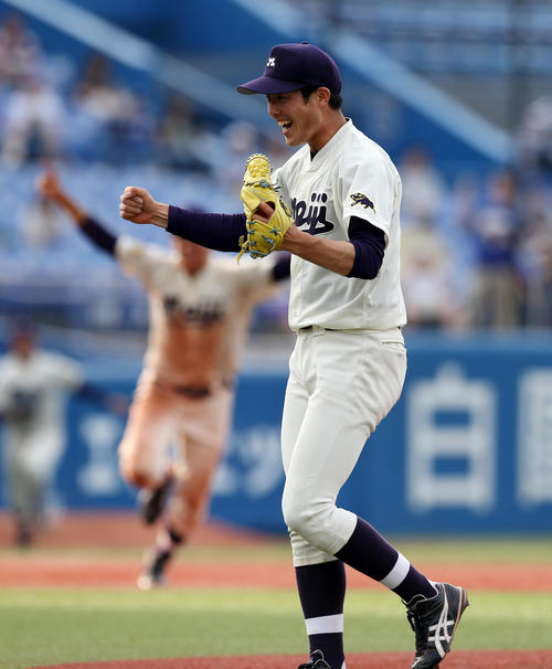 明大対法大　9回裏法大2死、最後の打者を三振に仕留めて優勝を決めた森下はガッツポーズで喜ぶ（撮影・大野祥一）