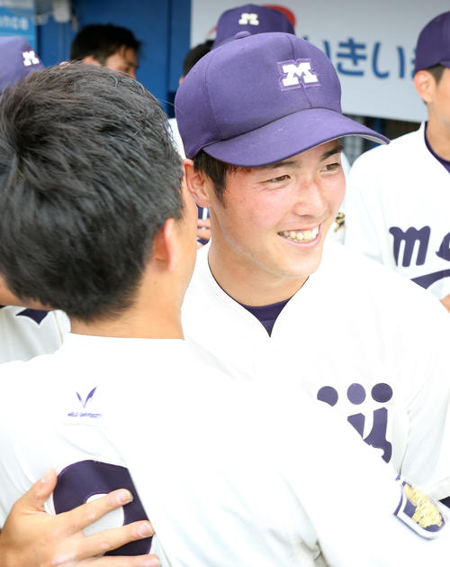明大対法大　5季ぶりの優勝を決め、仲間と抱擁をかわす明大・森下（右）（撮影・大野祥一）